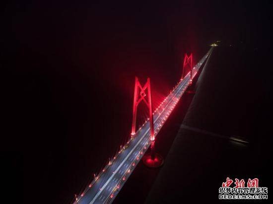 12月31日晚,港珠澳大桥全线亮灯,标志着全线供电照明系统施工圆满完成,意味着港珠澳大桥主体工程已经具备通车条件。嵌有“中国结”的全桥最高的青州桥塔如同海上的灯塔指引行船。中新社记者 廖树培 摄 12月31日晚,港珠澳大桥全线亮灯,标志着全线供电照明系统施工圆满完成,意味着港珠澳大桥主体工程已经具备通车条件。嵌有“中国结”的全桥最高的青州桥塔如同海上的灯塔指引行船。中新社记者 廖树培 摄